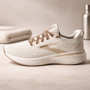 Brand New In Box Brooks Adrenaline GTS 25 Womens Size 7  Cream and Tan Accents